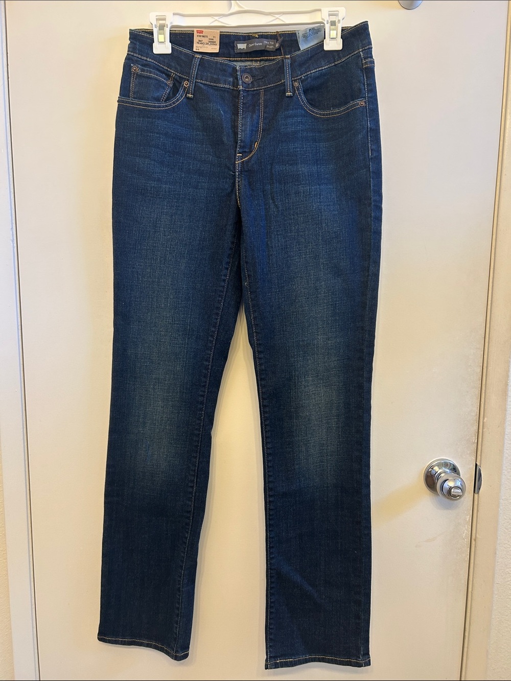 ✨️REPOSHING .✨️Levi's Dark Blue Straight Leg Women's Jeans.